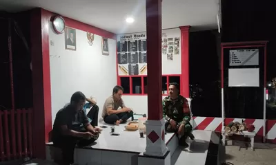 Babinsa Koramil 14 Jatisrono Ajak Warga Perkuat Keamanan Lingkungan