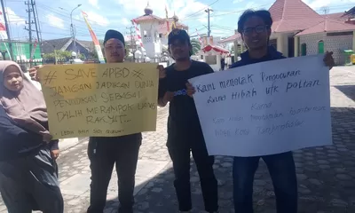 Rapat Banggar di DPRD, PAMI Bentang Karton Tolak Dana Hibah untuk Politeknik Tanjungbalai