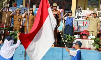 Sekdako Pematangsiantar menjadi Pembina Upacara Bendera di UPTD SMP N12 Siantar.
