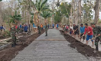 Tak Kenal Hari Libur, Satgas TMMD Selesaikan Jalan Demi Keselamatan Warga