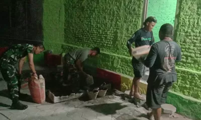 Babinsa, Tukang & Warga Pasang Keramik Lantai RTLH Di Lembur Sampai Malam Hari