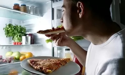 Kebiasaan Makan Saat Begadang Bisa Bikin Gendut Lho...