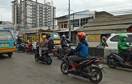 Jangan Asal Belok! Begini Cara Berpindah Jalur yang Aman Bagi Pengendara Motor
