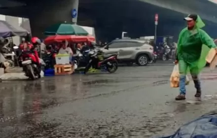Lama Tidak Diguyur Hujan, Warga Palembang Sampai Rela Basah-basahan Sambil Berjualan: Semoga Menghirup Udara Segar Lagi