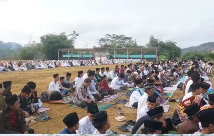 Kekeringan di 10 Desa Gumelar, Warga Salat Istisqa dan Himpun Bantuan Air Bersih