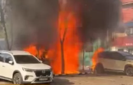 Kobaran Api Membesar di Kawasan TIS Square Tebet, Mobil Parkir Ikut Terdampak Kebakaran