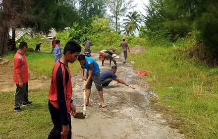 SMAN 2 Samadua Perkuat Pendidikan Karakter, Guru dan Pegawai Gotong Royong Perbaiki Jalan
