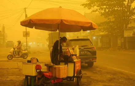 Langit Palangka Raya Menguning, Pedagang Tetap Berjuang Cari Nafkah di Tengah Asap Berbahay