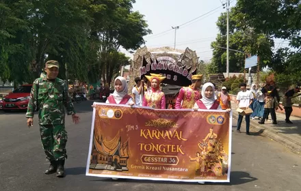 Semarak HUT ke-36 SMNI Tahunan Jepara, Babinsa dan Bhabinkamtibmas Bersinergi Dampingi Karnaval
