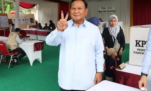 Prabowo Nyoblos di TPS 033 Bojong Koneng, Pose Salam Dua Jari