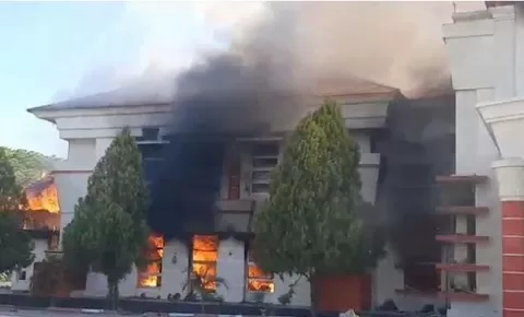 Detik-Detik Massa Bakar Kantor Bupati Pohuwato, Gorontalo saat Unjuk Rasa Lahan Tambang
