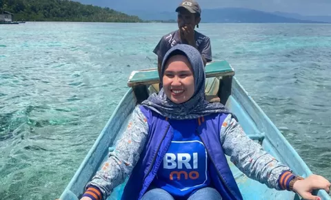 Menerjang Ombak Laut Demi Nasabah, Kisah Mantri Perempuan BRI di Banggai Kepulauan