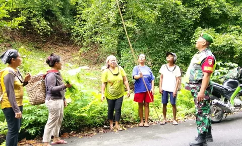 Sertu Seprianus 'Jemput Bola', Ingatkan Warga Alude Talaud Tingkatkan Kewaspadaan di Tengah Cuaca Tak Menentu.