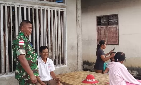 TNI Hadir! Serka Agus Tuter Beri Edukasi Siaga Bencana di Desa Binaan