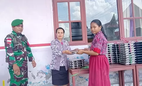Dukung Kesehatan Siswa, Koramil 1312-08/Mlg Talaud Gelar Pendampingan Makanan Bergizi di Desa Kiama