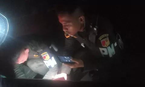 Aksi Humanis Anggota POM AD: Jadi "Malaikat Penolong" Warga yang Pecah Ban di Jalur Sunyi Tondei