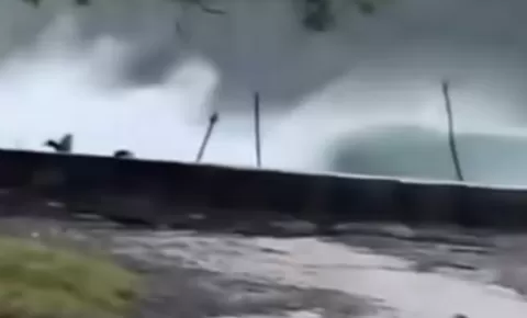 Ombak Tinggi Terjang Pantai Maelang Bolmong, Warga Panik Menjauh dari Pesisir