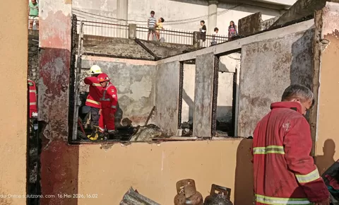 Kebakaran Rumah di Warembungan Pineleng : 6 Mobil Tangki Air Isi Ulang Dikerahkan Padamkan Api 