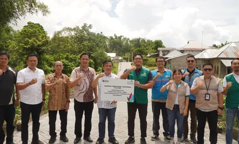 Menenun Harapan dari Ruas Kasamaan–Sembel: Langkah Nyata PLN Hidupkan Ekonomi Desa Tempang Dua Lewat Paving Blok