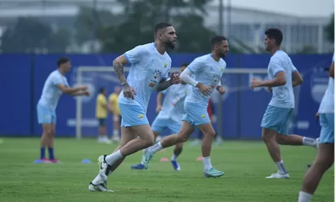 Persis Solo vs Persib: Hodak Beri Peringatan Serius, Kurzawa Ditinggal di Bandung