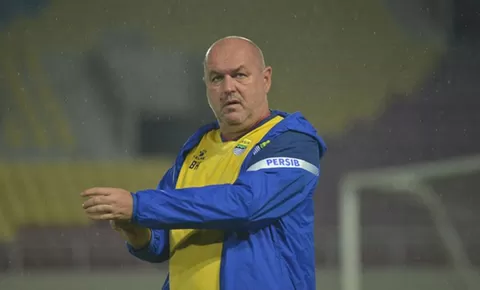 Duel Persis vs Persib Sore Ini: Bojan Hodak Tegas Minta Kerja Keras Pemain