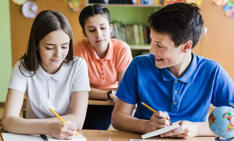 Contoh Pidato Persuasif Singkat dengan Tema Cara Agar Menjadi Siswa Berprestasi di Sekolah