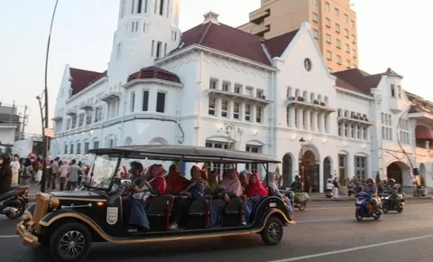 Ayo Rek! Naik Tourwagen di Kota Lama Surabaya, Sensasi Berkeliling dengan Mobil Klasik Sambil Belajar Sejarah