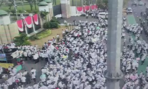 Ribuan Nakes Demonstrasi di Gedung DPR, Tuntut Diangkat Jadi ASN