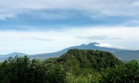 Gunung Gombong Gegerbitung Sukabumi Suguhkan Panorama Indah dan Misteri Spiritual yang Luar Biasa!
