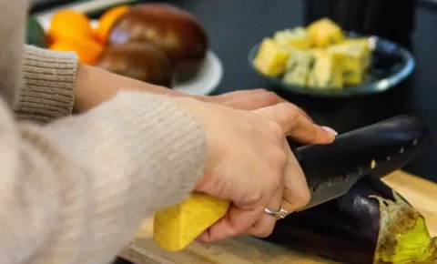 Batal atau Tidak? Mengupas Hukum Mencicipi Makanan Saat Berpuasa Untuk Para Bunda