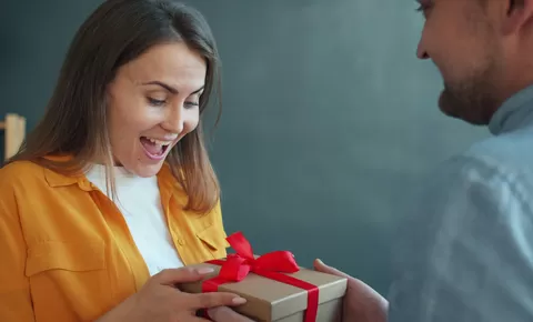 Wajib Dicoba ! Intip 4 Rekomendasi Hadiah Spesial untuk Pacar Wanita Saat Momen Lebaran