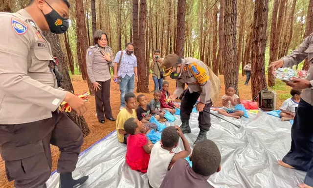 Kapolres Jayawijaya Pi Ajar  di Kampung Parema