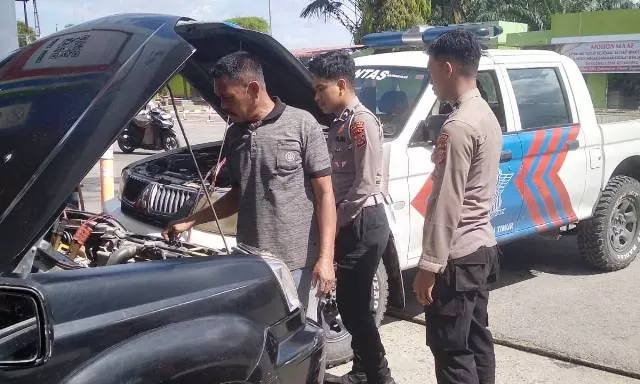 Respon Cepat Personel Pos Pam Operasi Ketupat Seulawah Polres Aceh Timur Saat Melihat Kendaraan Warga Mogok