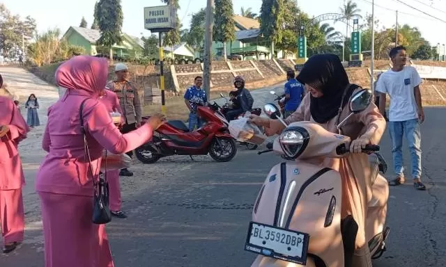 Tebar Kebaikan di Bulan Ramadhan, Polsek Darul Ihsan dan Bhayangkari Bagikan Takjil Kepada Pengguna Jalan