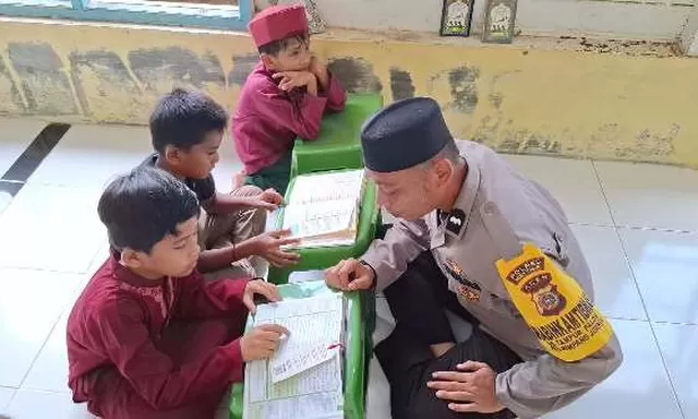 Menjelang Maghrib, Personel Polsek Simpang Jernih Ajarkan Mengaji, Dekatkan Polisi dengan Generasi Bangsa