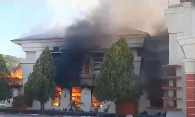 Kantor Bupati Pohuwato, Gorontalo Dibakar Massa