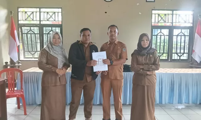 Sekcam Danau Seluluk Serahkan Sisa Kartu Huma Betang Sejahtera kepada Penerima Manfaat