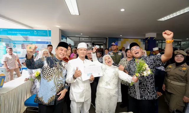 Nikah Massal Gratis Bandung: Hadiah Dokumen Kependudukan hingga Bulan Madu untuk 10 Pasangan