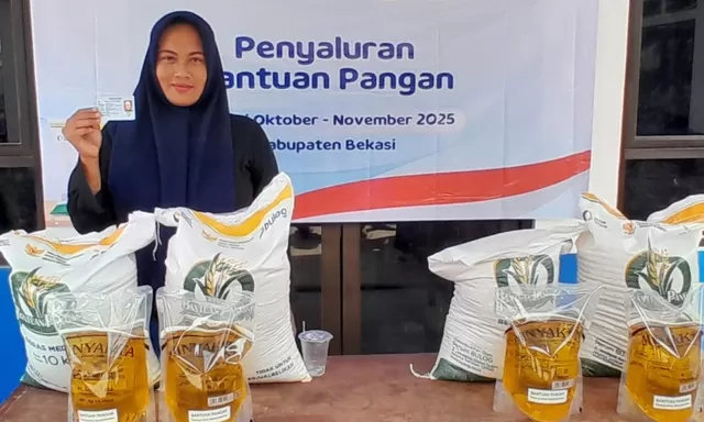 Warga Babelan Terima Bansos Beras dan Minyak Goreng