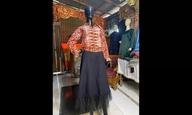 Pewarna Alami dan Filosofi Masjid Asasi Warnai Batik Khas Padang Panjang