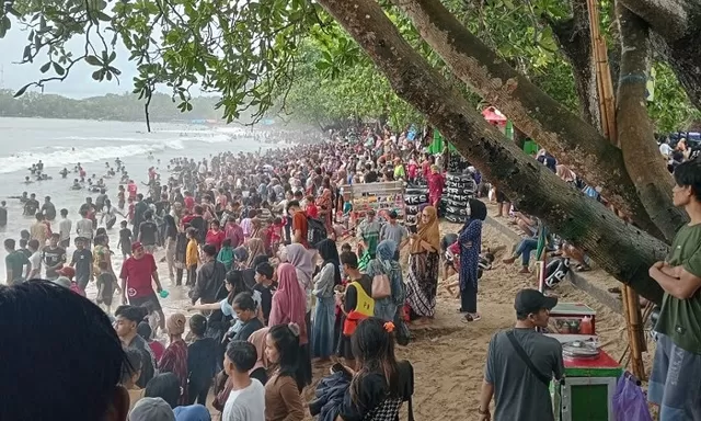H+2 Idul Fitri 2025, Ratusan Ribu Wisatawan Kunjungi Sejumlah Pantai di Banten