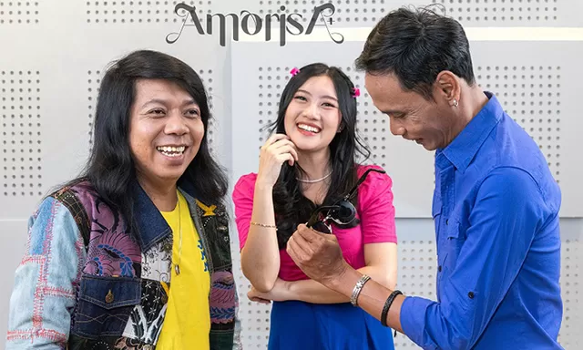 Grup band Amorisa punya lagu andalan berjudul Djogja, biasa pula menyanyikan lagu milik Dewa 19 dan Vierra
