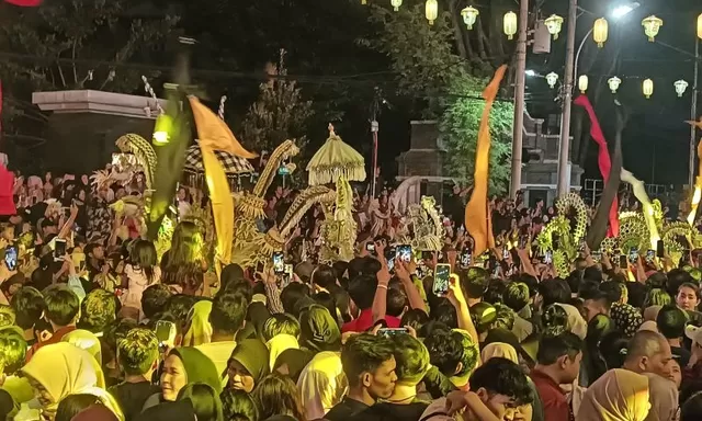 Ribuan Masyarakat Tumplek Blek di Semarang Night Carnival 2025, Angkat Tema 'Perisai Nusantara'