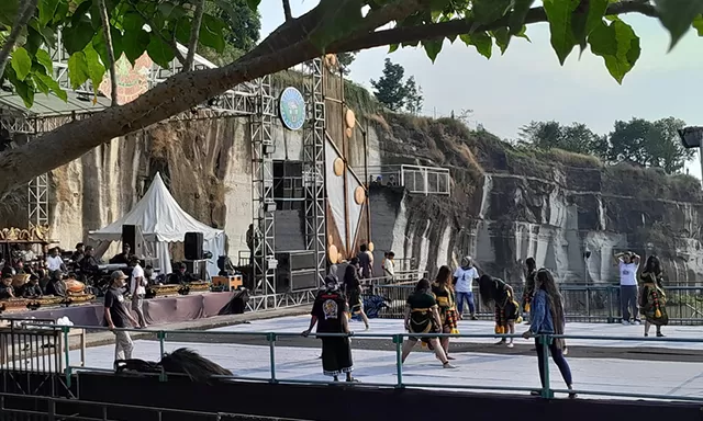 Satu Dasawarsa Tebing Breksi, Pentaskan Batu Bernyanyi hingga Wayang Kulit dengan Dalang Ki Anom Sucondro