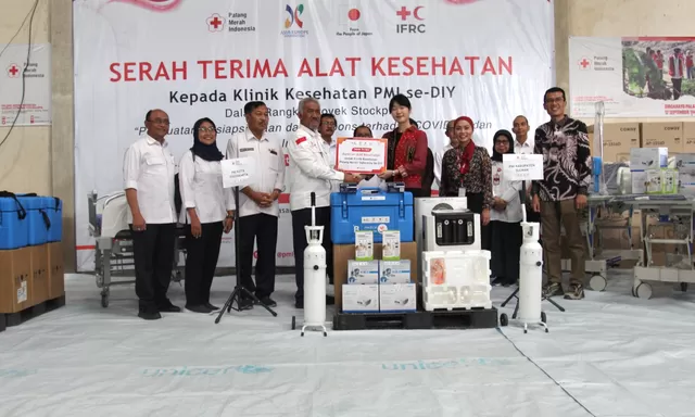 Dukung Layanan Kesehatan, PMI, IFRC dan Mitra Serahkan Peralatan Medis untuk PMI DIY dan Jateng