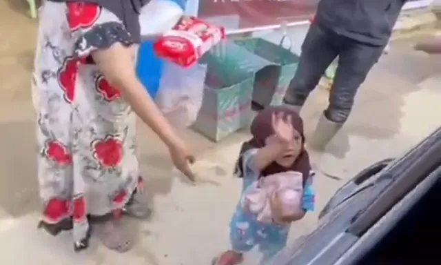 Tawa Ceria Anak Kecil di Tengah Duka Banjir Aceh Tamiang Sentuh Hati Relawan: Yee Dapat Baju!