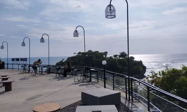 Libatkan Warga Lokal, Restoran dengan Panorama Pantai di On The Rock Pantai Drini Siap Beroperasi 