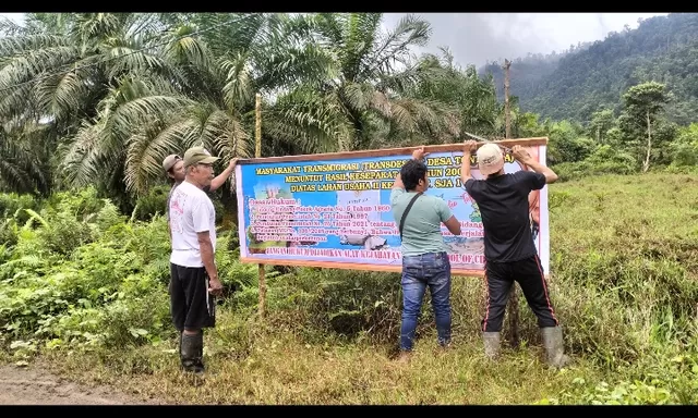 Warga Transmigrasi Desa Tontowea Morut Pasang Spanduk Tuntut PT SJA Soal Kemitraan yang Tak Jalan!