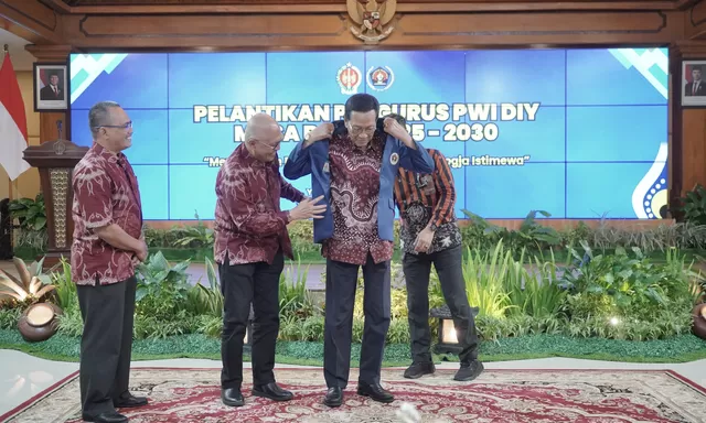 PWI Pusat Anugerahkan Anggota Kehormatan kepada Sultan HB X