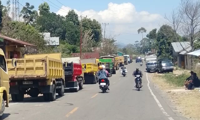 Antrean Truk Proyek Mengular di SPBU Mano, Warga Keluhkan Sulit Mendapat BBM